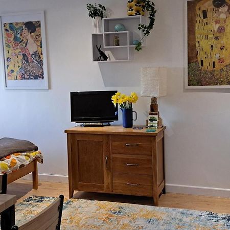 Modern Studio Apartment With Outstanding Views, Sleeps 2 Ньюлин Екстер'єр фото