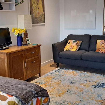 Modern Studio Apartment With Outstanding Views, Sleeps 2 Ньюлин Екстер'єр фото