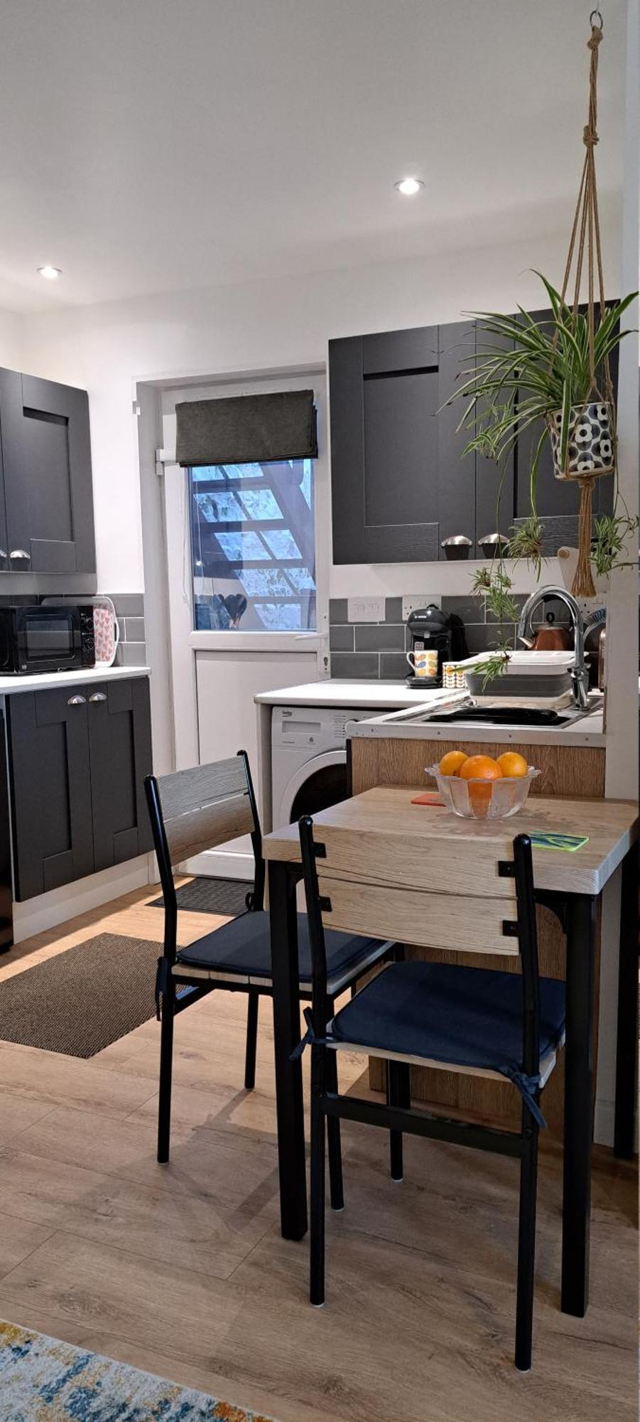 Modern Studio Apartment With Outstanding Views, Sleeps 2 Ньюлин Екстер'єр фото